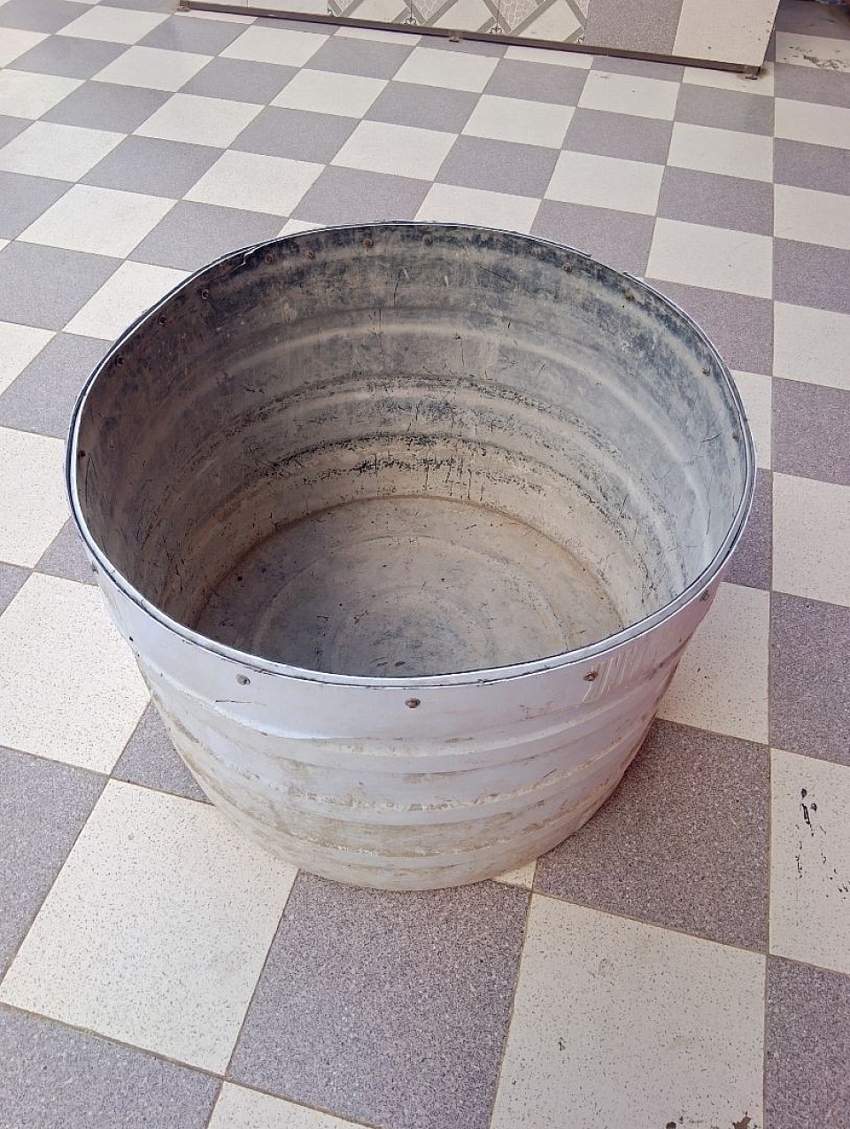 برميل ماء لتخزين الماء وتنقيع البلاط